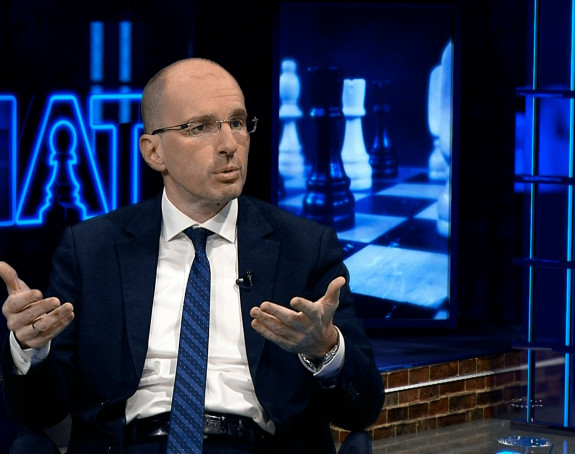 Jedan čovjek odlučuje, drugi potpisuje, treći se nada da će to biti