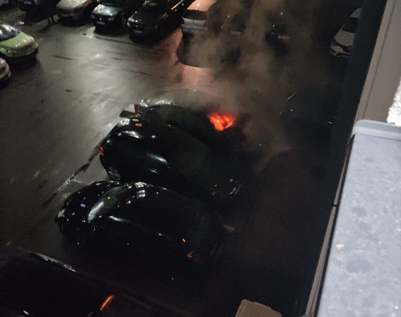 Gorio automobil u blizini Gradske uprave u Doboju