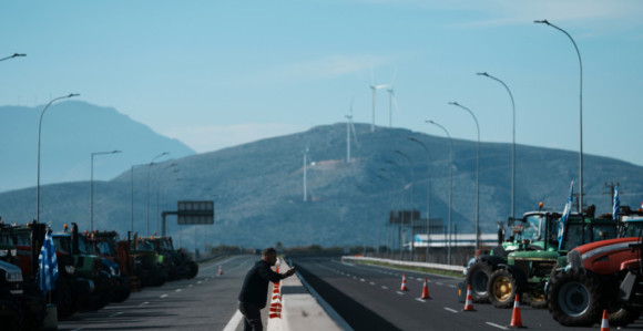 Poljoprivrednici traktorima i dalje blokiraju puteve