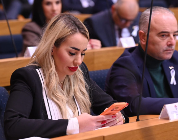 Nikolina Šljivić tvrdi da ima sve potrebne diplome