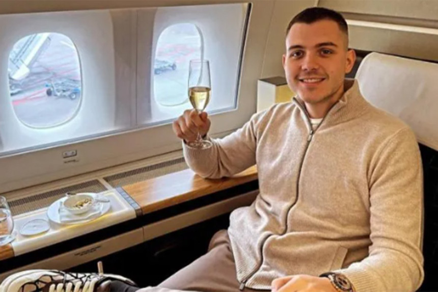 Виктор Живојиновић ужива уз кафу, ракију и домаће колаче