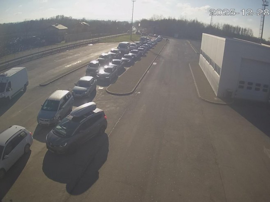 Duge kolone vozila na GP Gradiška i Gradina