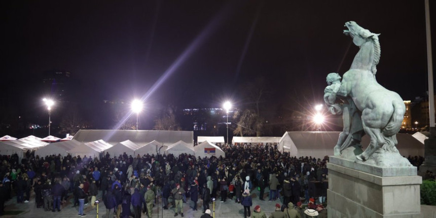 Штандови за Божићно село постављени испред Дома Скупштине