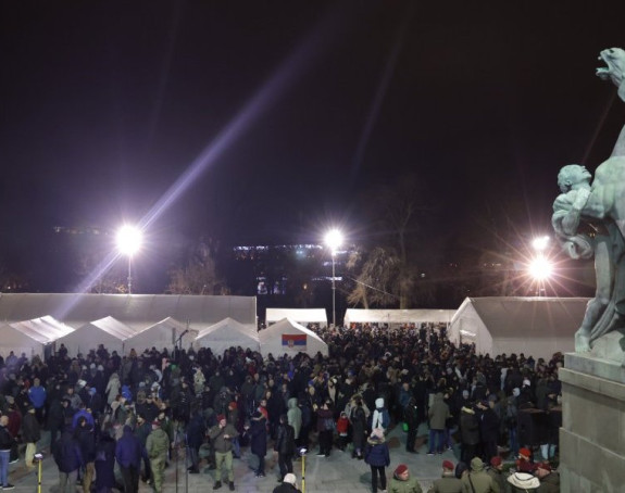 Штандови за Божићно село постављени испред Дома Скупштине