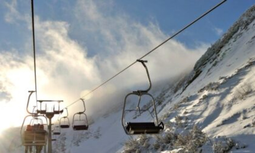 Kabina na žičari se zakucala u stanicu, ljudi zarobljeni
