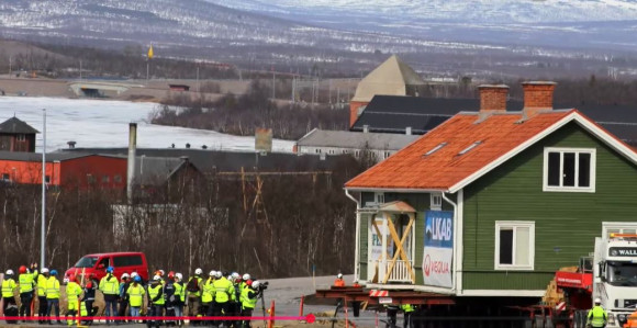 Zbog obližnjeg rudnika čitav grad sele, kuću po kuću