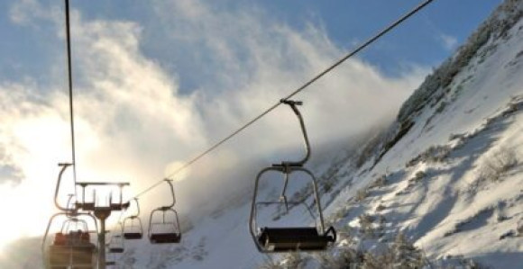 Kabina na žičari se zakucala u stanicu, ljudi zarobljeni