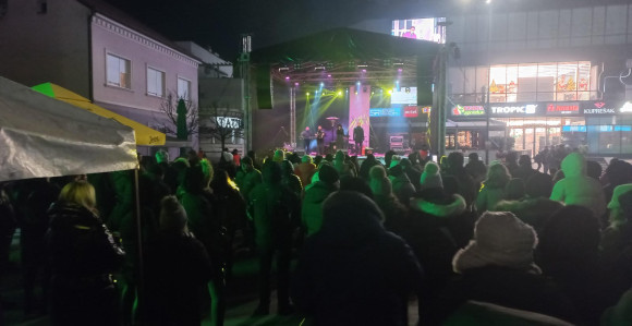 Uz mnogo smijeha i plesa dočekana Nova godina