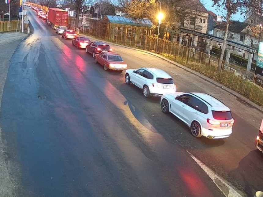 Gužve na pojedinim graničnim prelazima, čeka se 30 minuta