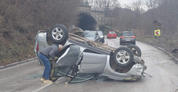 Oprez: Prevrnut automobil na putu Sarajevo - Pale