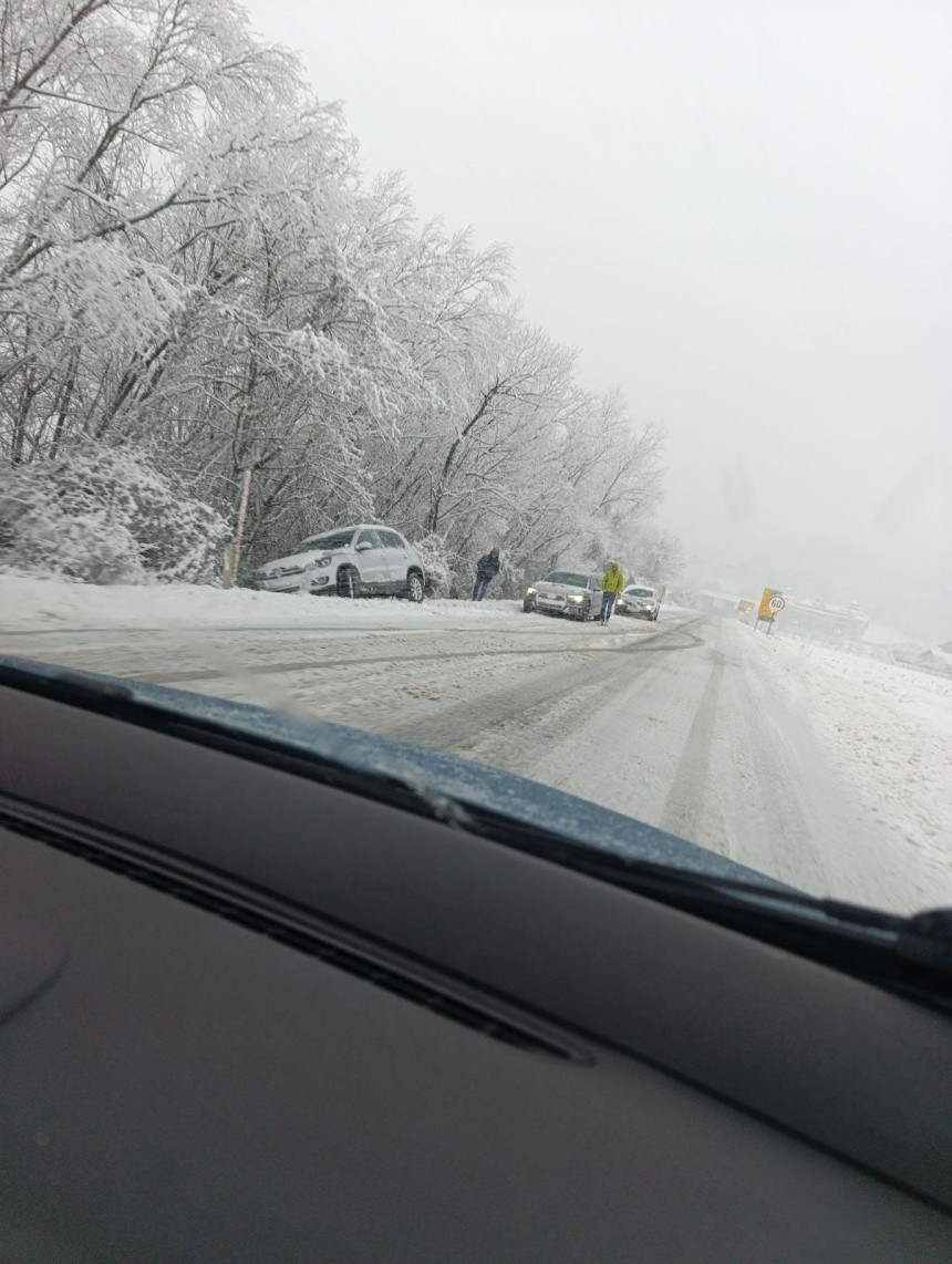 Doboj: Snijeg pada, ekipe na terenu, potreban oprez