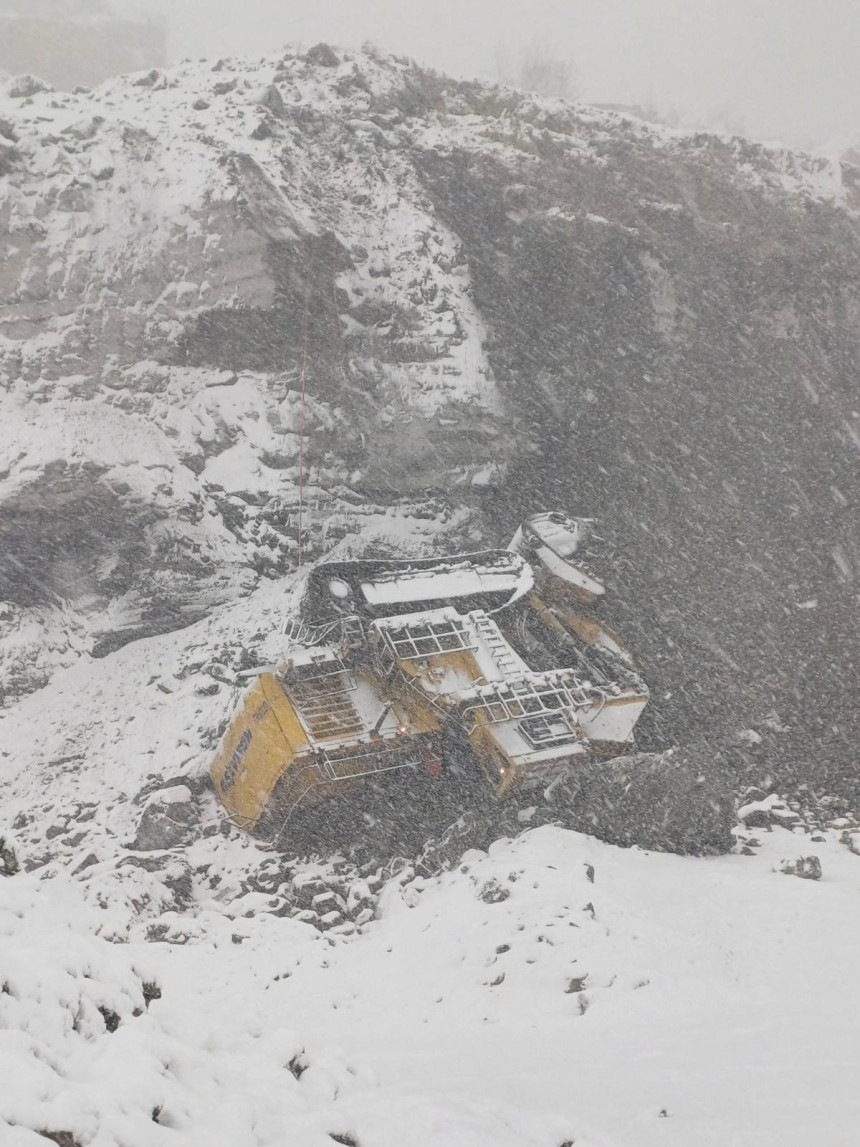 Nemar nadležnih: Na kopu RiTE Ugljevik leži prevrnut bager