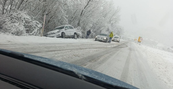 Добој: Снијег пада, екипе на терену, потребан опрез
