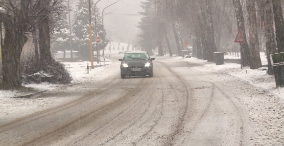Снијег у Приједору отежао одвијање саобраћаја