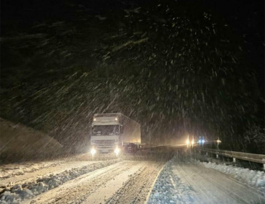 Obustavljen saobraćaj za teretnjake preko planinskih prevoja