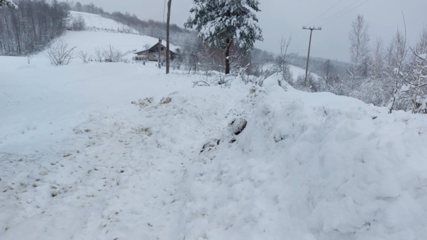 Snijeg u Prijedoru: Neprohodni putevi, sela bez struje