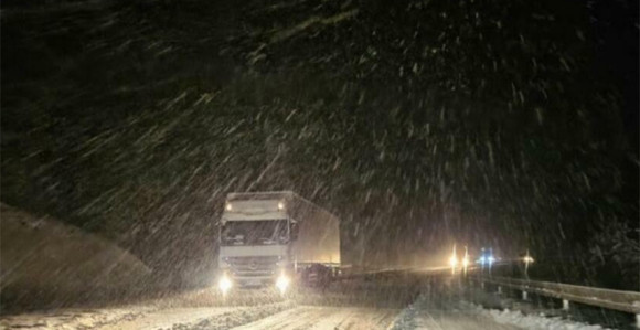 Obustavljen saobraćaj za teretnjake preko planinskih prevoja