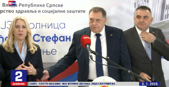 Dodik se gurao i izgurao sve da bi bio uz Vučića VIDEO