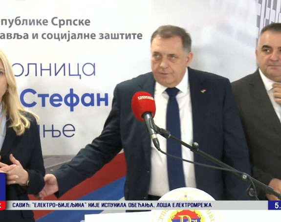 Dodik se gurao i izgurao sve da bi bio uz Vučića VIDEO