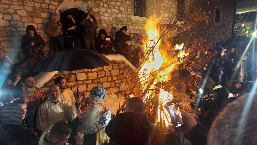 Brojni vjernici na nalaganju badnjaka u Staroj crkvi