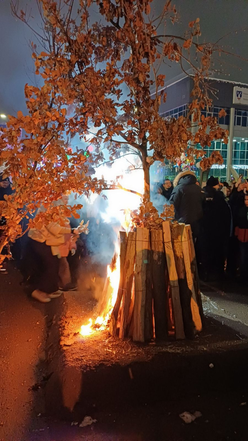 Nalaganje badnjaka na gradskom trgu u Bijeljini