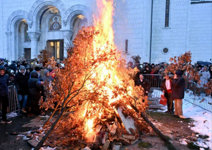 Beograd: Zapaljen badnjak ispred Hrama Svetog Save