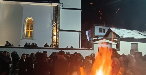 Višegrad: Badnjaci paljeni pred svim hramovima