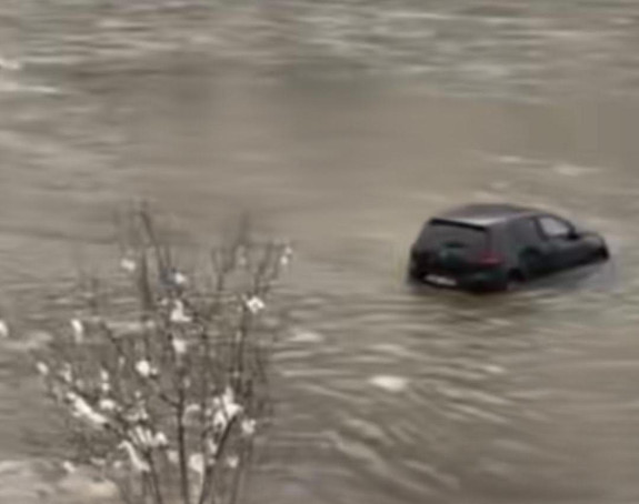 Расте водостај ријеке Дрине, аутомобили у води