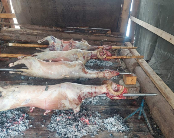 Након сјече бадњака, домаћини пеку печенице