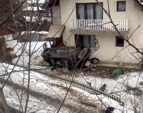 Automobil sletio sa puta, prevrtao se i udario u kuću