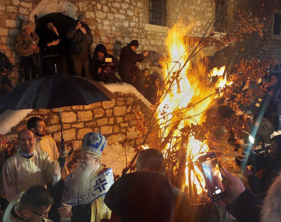 Brojni vjernici na nalaganju badnjaka u Staroj crkvi