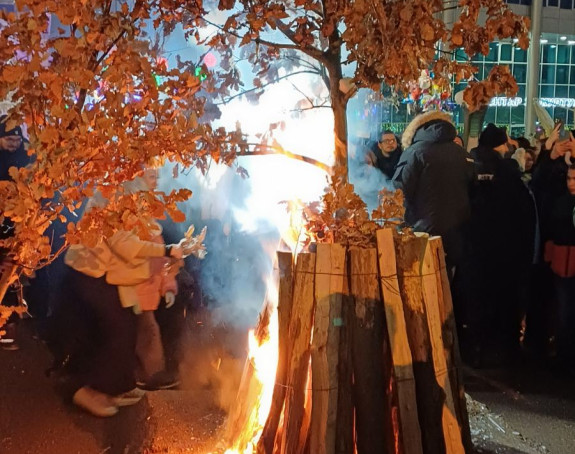 Nalaganje badnjaka na gradskom trgu u Bijeljini