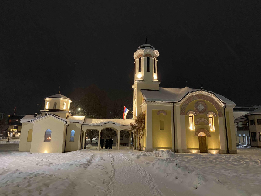 Nakon liturgije lomljene božićne česnice na Palama