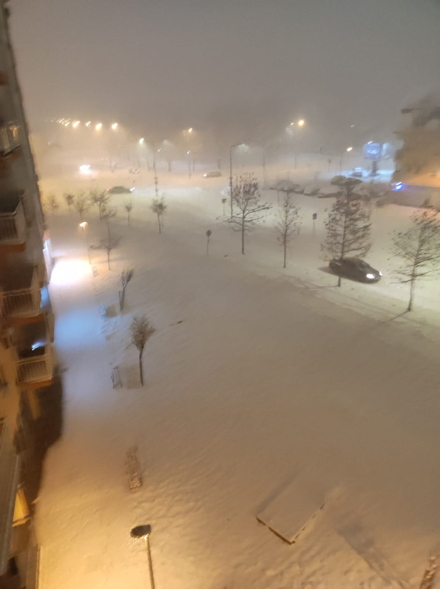 Zima se ne šali: Snijeg zapadao, putevi neočišćeni