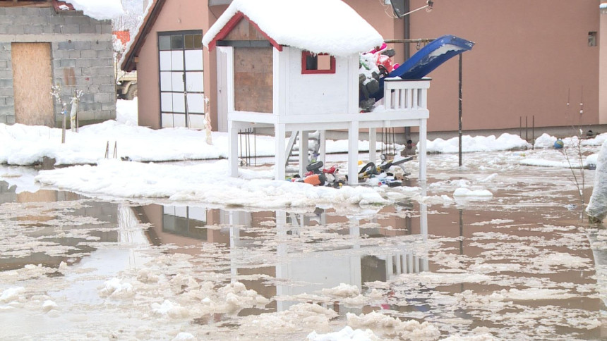 Drina se izlila iz korita: U zvorničkom naselju Terminal poplavljena tri stambena objekta