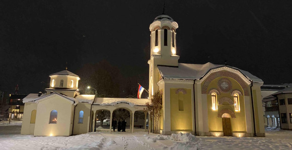 Nakon liturgije lomljene božićne česnice na Palama