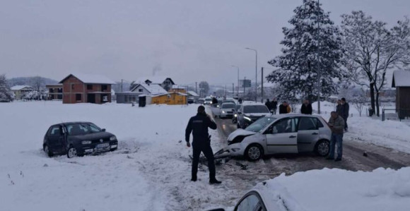 Težak udes dva automobila, ima povrijeđenih