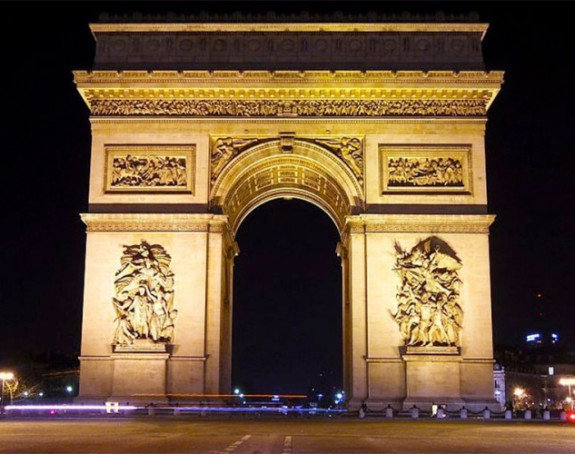 Poljoprivrednici u Parizu blokirali Trijumfalnu kapiju i Ajfelov toranj