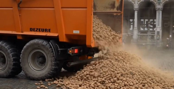 Poljoprivrednici istresli krompir u centru Brisela