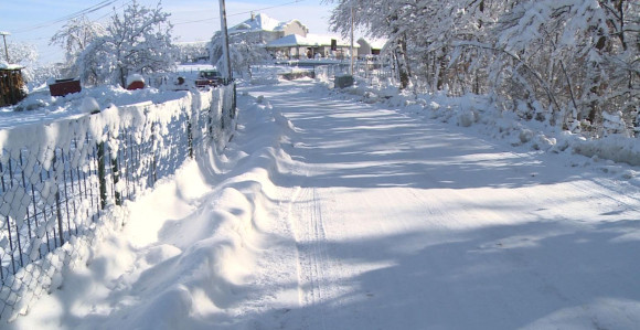 Putevi klizavi, u višim dijelovima pod snijegom