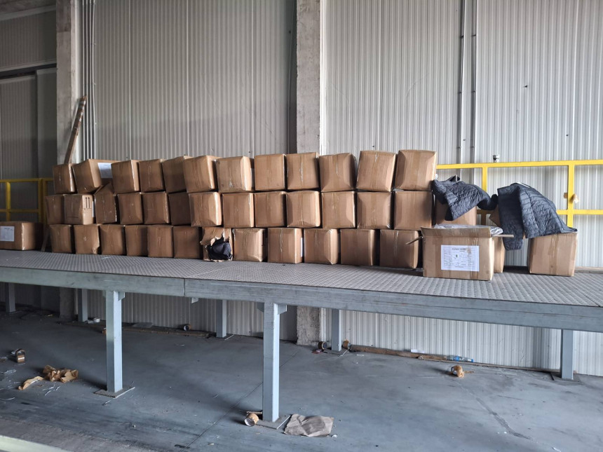 Carinici u Gradišci zaplijenili 652 muške jakne iz UAE