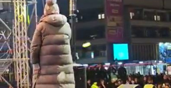 Haos na koncertu: Anu Bekutu gađali grudvama u Čačku