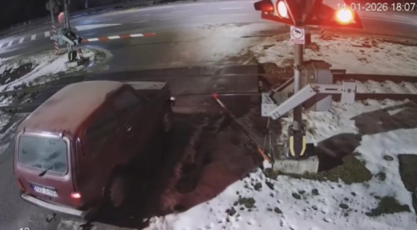Vozač u Prijedoru probio rampu, prošao kroz crveno (VIDEO)