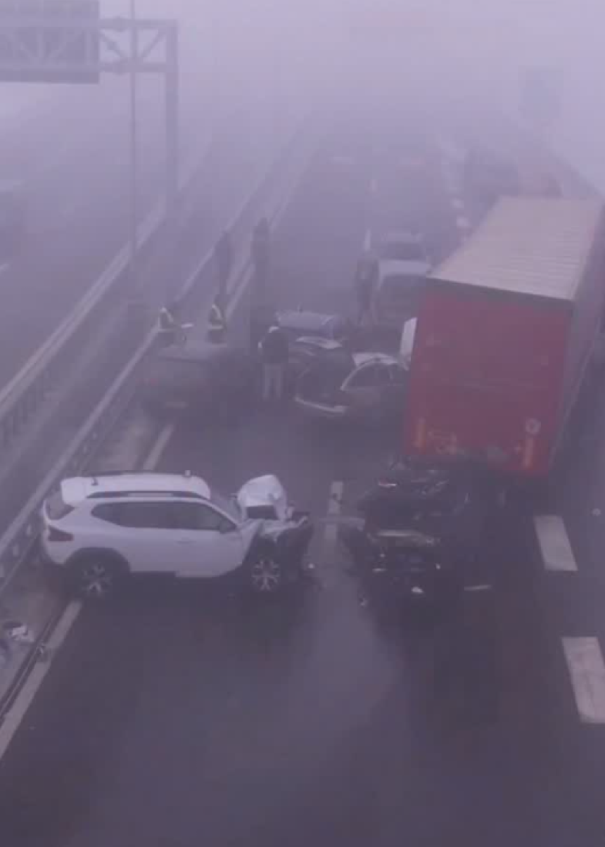 Stravičan sudar na auto-putu: Deset vozila se sudarilo