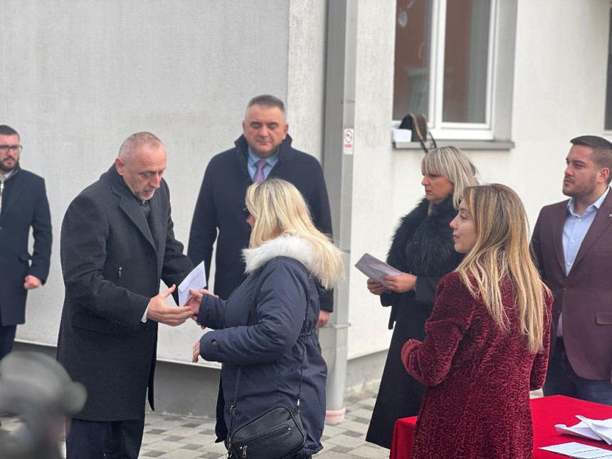 Banjaluka: Uručeni ključevi porodicama poginulih boraca i RVI