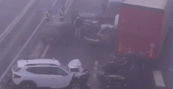 Stravičan sudar na auto-putu: Deset vozila se sudarilo