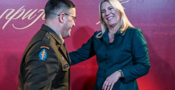 Željka sa širokim osmjehom dočekala generala NATO-a