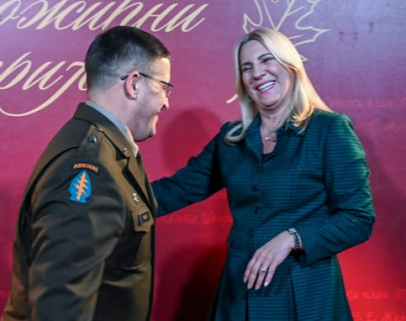 Željka sa širokim osmjehom dočekala generala NATO-a