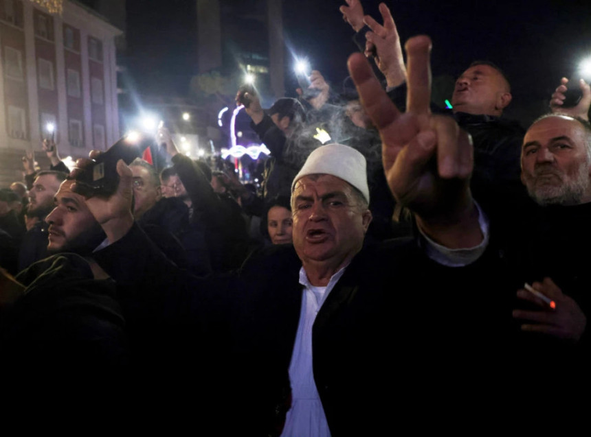 Sukob policije i demonstranata na protestu u Tirani