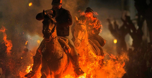 Španska tradicija: Konji galopirali kroz visoki plamen